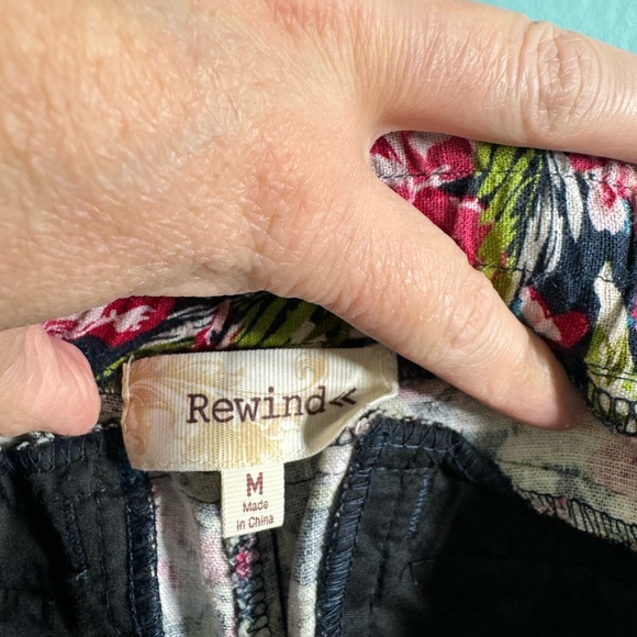 Women’s floral, cloth shorts, size medium. - Picture 3 of 5